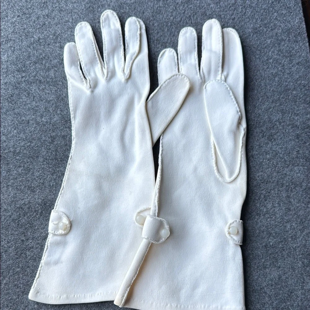 Classic‎ white kid Gloves